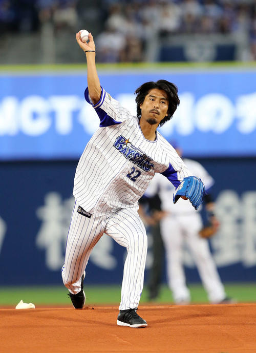 DeNA対広島　始球式する中沢氏（撮影・鈴木正人）