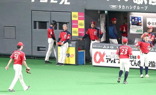日本ハム対ソフトバンク　9回表に逆転を許しベンチで渋い表情の栗山監督（中央）。左端は引き揚げる石川直（撮影・黒川智章）