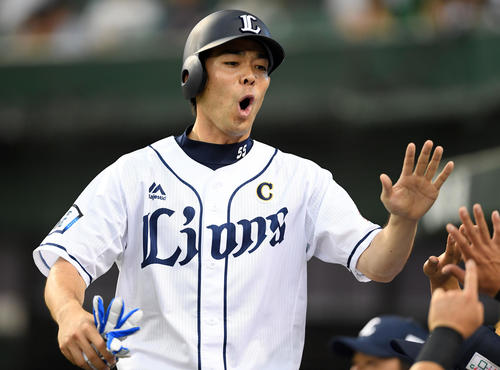 西武対オリックス　1回裏西武無死一塁、源田の先制適時三塁打で生還した秋山（撮影・たえ見朱実）