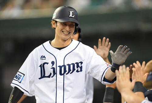 西武対オリックス　6回裏西武2死一塁、左越えに今季1号2点本塁打を放った金子侑（撮影・たえ見朱実）