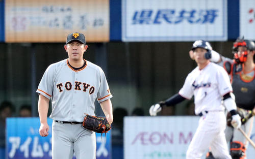 1回裏ヤクルト無死、山口俊は山田哲人（後方）を三振に仕留め引き締まった表情でスコアボードを見つめる（撮影・垰建太）