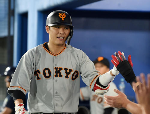 ヤクルト対巨人　9回表巨人1死、右越え本塁打を放ちナインとタッチを交わす坂本勇（撮影・横山健太）
