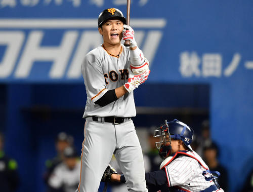 ヤクルト対巨人　7回表巨人2死満塁、坂本勇は押し出し死球を選び雄たけびを上げる（撮影・横山健太）