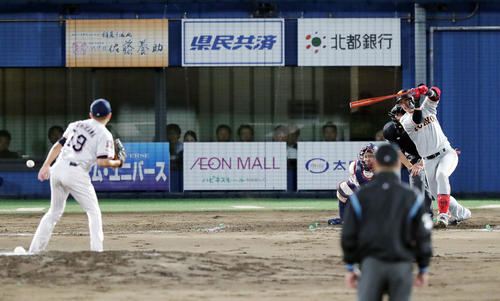 ヤクルト対巨人　4回表巨人1死二、三塁、先制の右前適時打を放つ陽。投手石川（撮影・垰建太）
