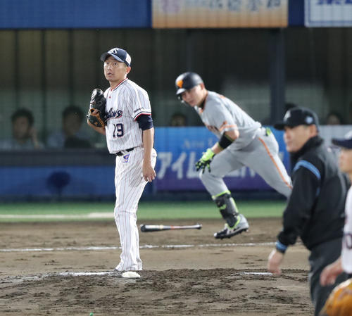 ヤクルト対巨人　4回表巨人無死一塁、丸（後方）に中前打を浴びる石川（撮影・垰建太）