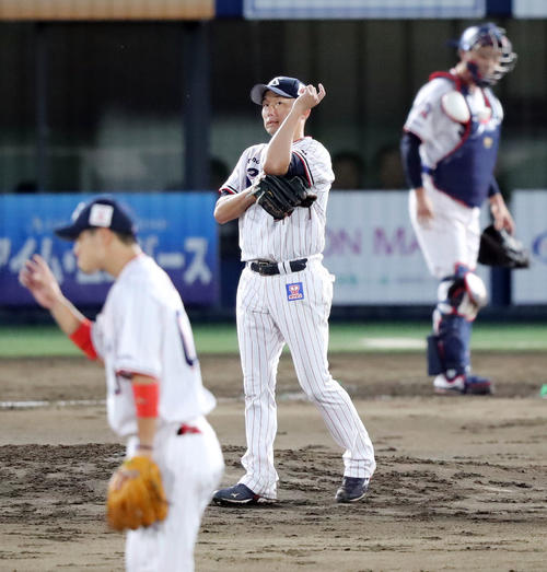 ヤクルト対巨人　4回表巨人無死一塁、丸（後方）に中前安打を浴びる石川（撮影・垰建太）
