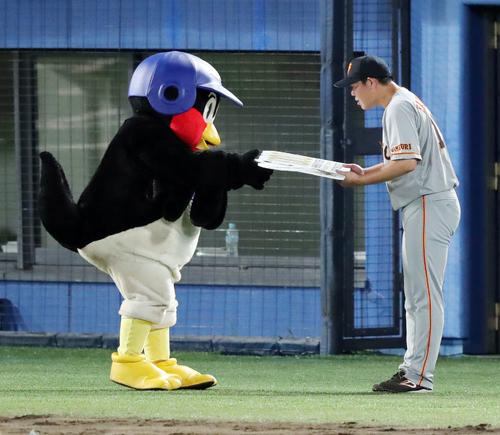 ヤクルト対巨人　7回を投げ終え、つば九郎から「プロ通算1000投球回達成」ボードを手渡される巨人山口（撮影・垰建太）
