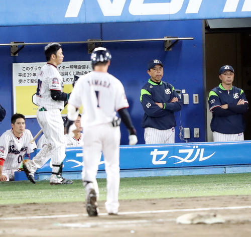 ヤクルト対巨人　6回裏ヤクルト無死、二飛に倒れ引き揚げる山田を見つめる小川監督（中央）と宮本コーチ（右）（撮影・垰建太）