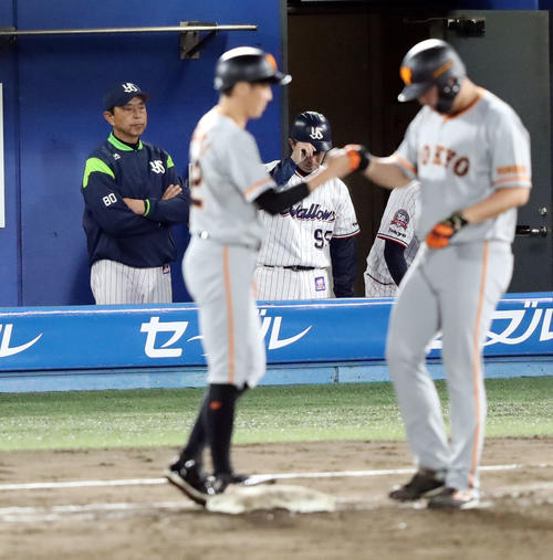 ヤクルト対巨人　7回表巨人2死一塁、四球を選びタッチを交わす山口（右）の奥で厳しい表情の小川監督（左）（撮影・垰建太）