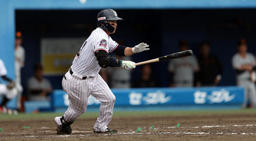 ヤクルト対巨人　7回裏ヤクルト2死一、二塁、適時打を放つ雄平（撮影・狩俣裕三）