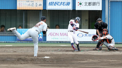 ヤクルト対巨人　2回裏ヤクルト2死一、二塁、右前安打を放つ山崎。投手メルセデス（撮影・垰建太）