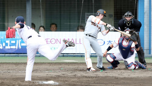 ヤクルト対巨人　4回表巨人2死三塁、勝ち越しの適時打を放つ重信。投手高梨（撮影・垰建太）