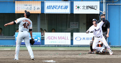 ヤクルト対巨人　4回裏ヤクルト1死、右越えソロ本塁打を放つ広岡。投手メルセデス（撮影・垰建太）