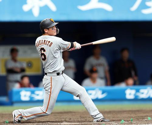 9回表巨人2死一塁、適時二塁打を放つ坂本勇人（撮影・狩俣裕三）