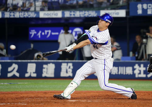 DeNA対広島　9回裏DeNA2死三塁、佐野は右前適時打を放つ（撮影・鈴木正人）