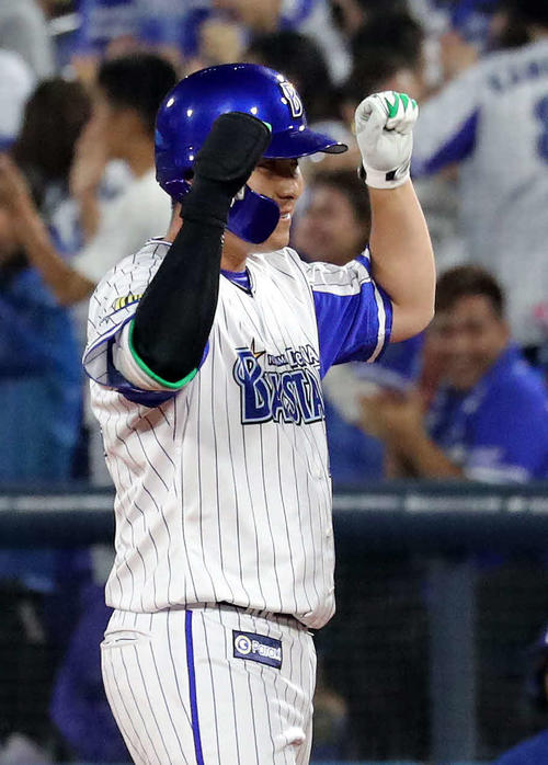 DeNA対広島　9回裏DeNA2死三塁、佐野は右前適時打を放ち、ベンチに向かってガッツポーズ（撮影・鈴木正人）