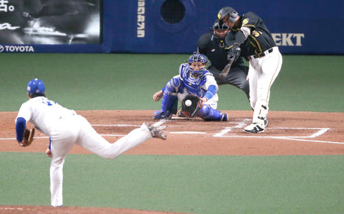 中日対阪神　2回表阪神1死、ジェフリー・マルテは空振り三振に終わる（撮影・上山淳一）
