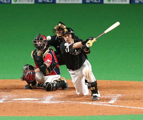 日本ハム対ソフトバンク　8回表ソフトバンク1死三塁、松田宣の遊ゴロの間に走者が生還（撮影・黒川智章）