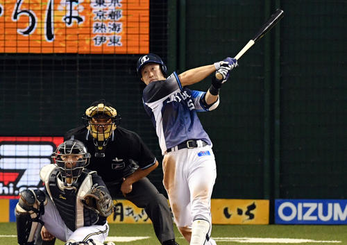 西武対オリックス　8回裏西武1死一塁、外崎は中越え2点本塁打を放つ（撮影・滝沢徹郎）