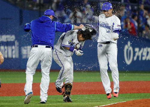 10回裏DeNA2死満塁、宮崎（中央）はサヨナラ中前打を放ち、石田（右）ら喜ぶ選手たちに水を掛けられる（撮影・鈴木正人）