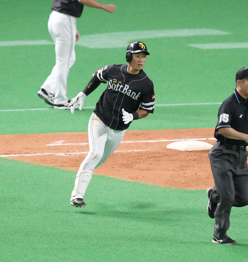 打球の行方を追いながら一塁を回る上林（撮影・黒川智章）