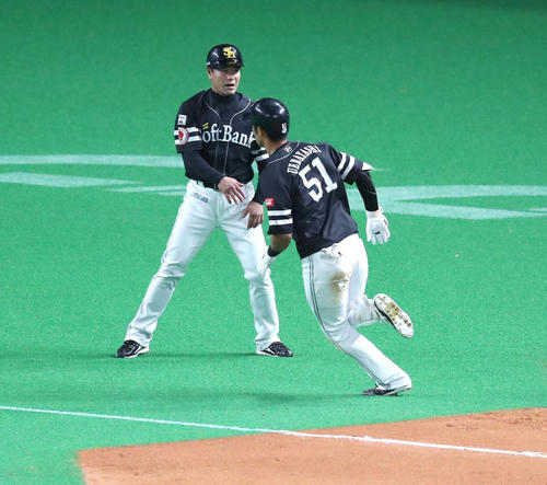9回表ソフトバンク2死一塁、上林の打球が左翼フェンス上部に当たり腕を回す村松三塁コーチ（撮影・黒川智章）