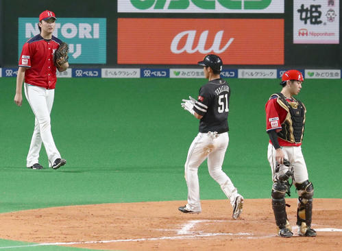 9回表、上林（右から2人目）に逆転2点本塁打を浴びる石川直（左）（撮影・黒川智章）