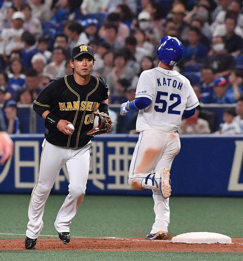 中日対阪神　8回裏、一塁の守備に就いた上本（撮影・上田博志）