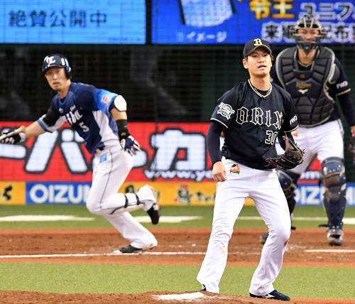 西武対オリックス　3回裏西武無死一、二塁、外崎（奥左）に中前適時打を浴びるK－鈴木（手前）（撮影・滝沢徹郎）