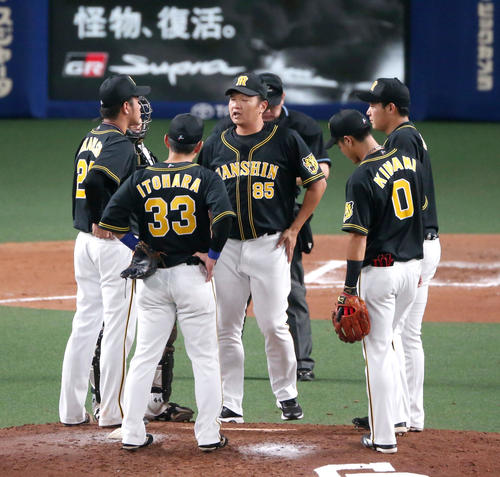 中日対阪神　6回裏中日1死一、二塁、福原忍投手コーチはマウンドの高橋遥人と言葉を交わす（撮影・上山淳一）