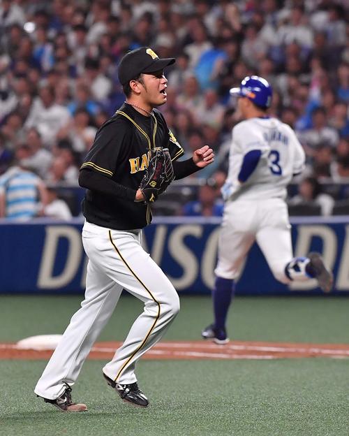 中日対阪神　6回裏中日2死満塁、高橋周平（右）を投ゴロに打ち取り雄たけびをあげる高橋遥人（撮影・上田博志）