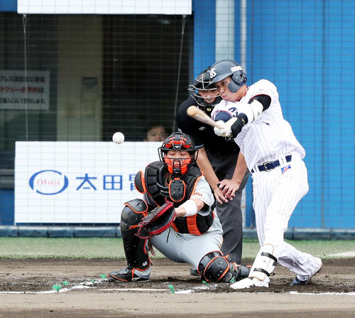 1回裏ヤクルト無死、プロ通算1000安打となる中前安打を放つ山田哲人（撮影・垰建太）