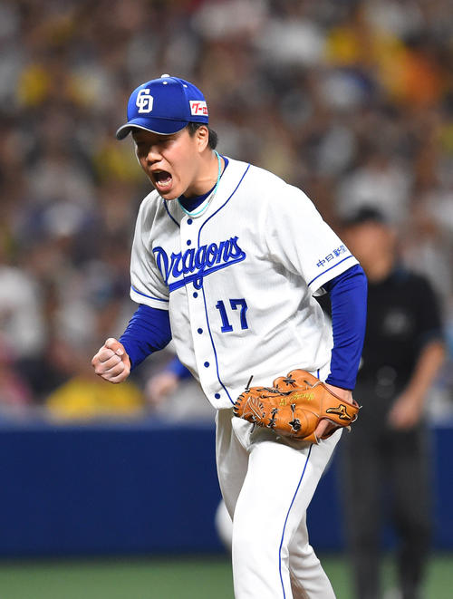 中日対阪神　6回表阪神2死三塁、阪神・近本光司を三振にしとめ拳を握りほえる柳裕也（撮影・森本幸一）