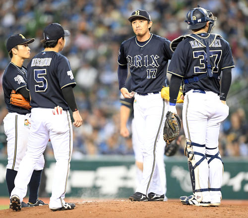 西武対オリックス　7回裏西武2死一、二塁、森友哉に四球を与え満塁とされる増井（撮影・たえ見朱実）