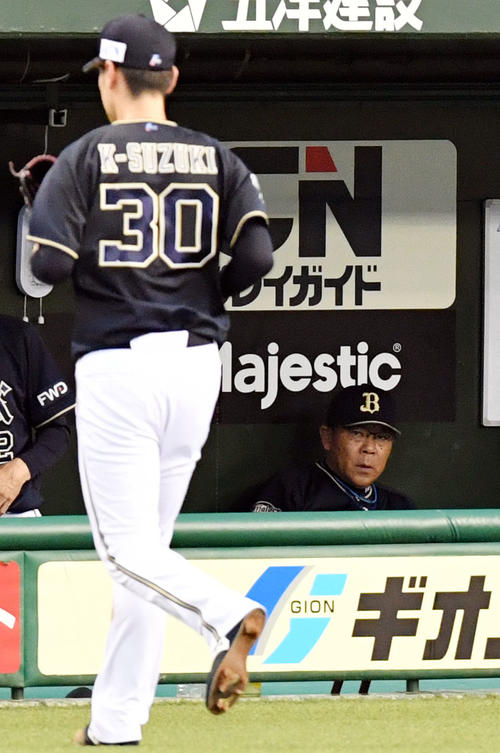西武対オリックス　4回、交代しベンチへ引き揚げるオリックスK－鈴木（手前）に視線を送る西村監督（撮影・滝沢徹郎）