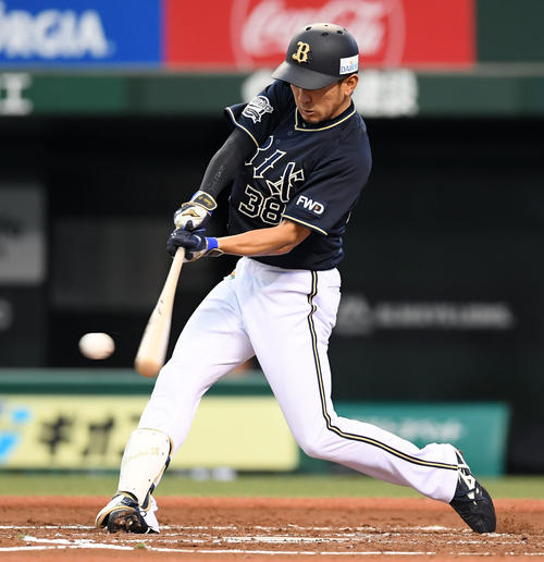 西武対オリックス　3回表オリックス無死一、三塁、右前に先制の適時打を放つ小島（撮影・たえ見朱実）