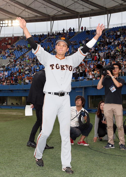 ヤクルト対巨人　ヒーローインタビュー後、ファンの声援に応える坂本勇人（撮影・狩俣裕三）