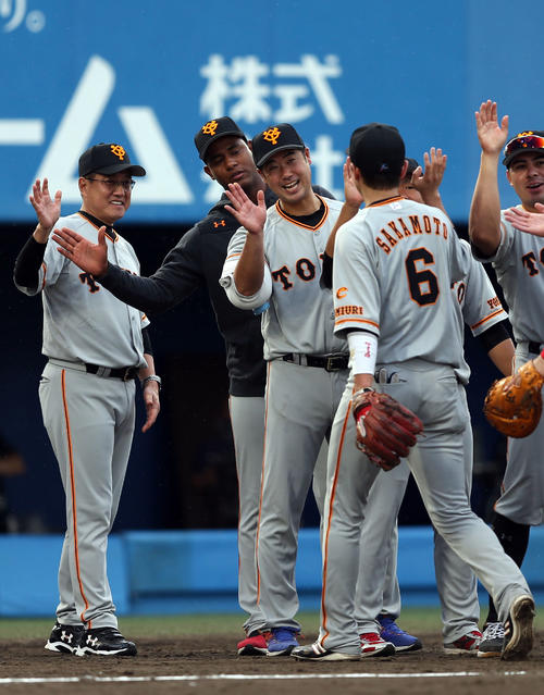 ヤクルト対巨人　試合後、坂本勇人（右）とタッチを交わす、左から原監督、メルセデス、大竹（撮影・狩俣裕三）