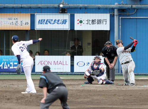 ヤクルト対巨人　8回表巨人無死一塁、中前安打を放つ岡本。投手近藤（撮影・垰建太）