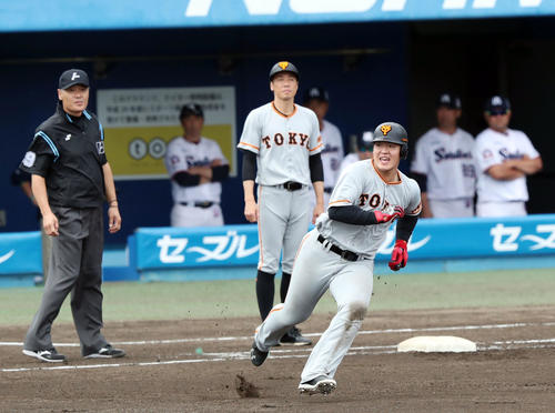 ヤクルト対巨人　6回表巨人無死、右翼に二塁打を放ち満面の笑みで一塁を蹴る岡本（撮影・垰建太）