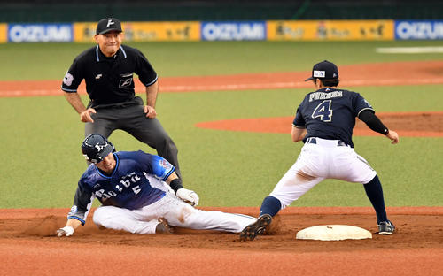 西武対オリックス　3回裏西武無死一、三塁、一走の外崎（左）は二盗を決める。二塁手福田（撮影・滝沢徹郎）