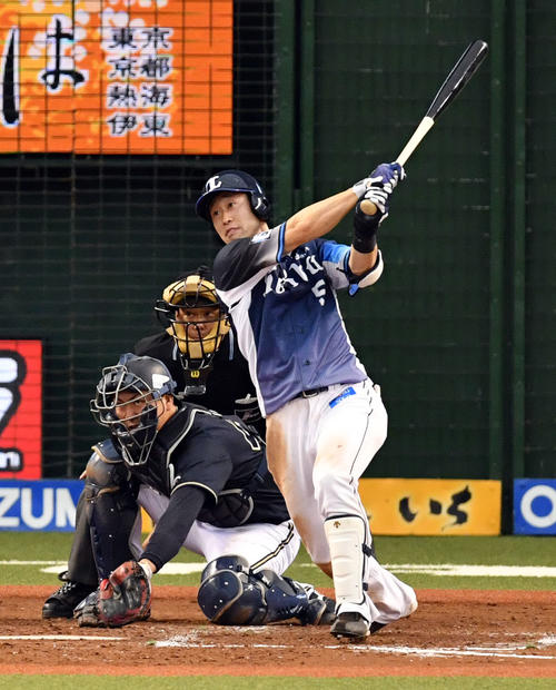 西武対オリックス　4回裏西武1死二、三塁、外崎は右犠飛を放つ（撮影・滝沢徹郎）