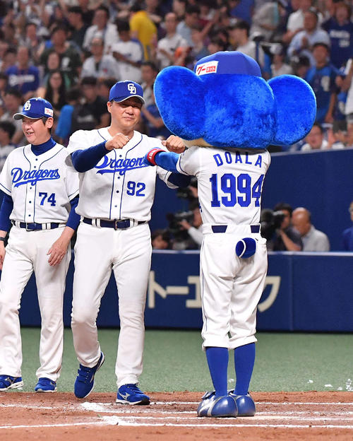 中日対阪神　阪神にサヨナラ勝ちし、ドアラとグータッチする与田監督（撮影・上田博志）