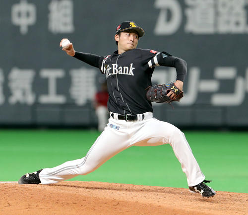日本ハム対ソフトバンク　7回途中から登板するソフトバンク高橋純（撮影・佐藤翔太）