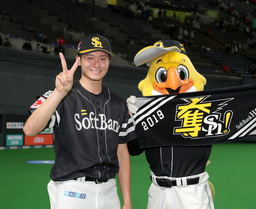 日本ハム対ソフトバンク　二日連続で勝利投手になり笑顔で撮影に応じるソフトバンク高橋純（撮影・佐藤翔太）