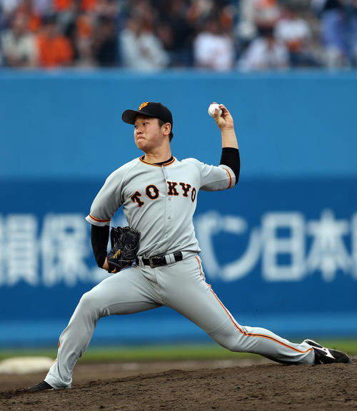 ヤクルト対巨人　9回裏から登板する中川（撮影・狩俣裕三）