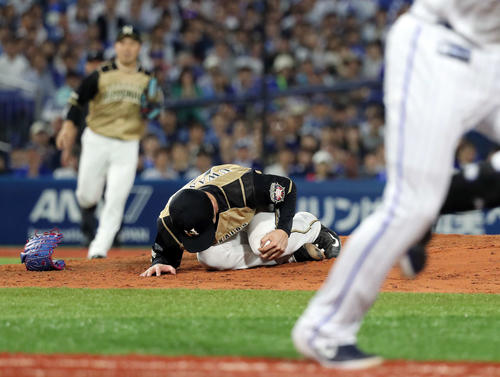 DeNA対日本ハム　6回裏DeNA2死、ソトに打球が左膝に当たり痛がる日本ハム上沢（2019年6月18日撮影）
