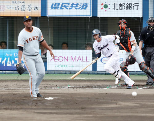 ヤクルト対巨人　1回裏ヤクルト無死、プロ通算1000安打となる中前打を放つ山田。投手メルセデス（撮影・垰建太）