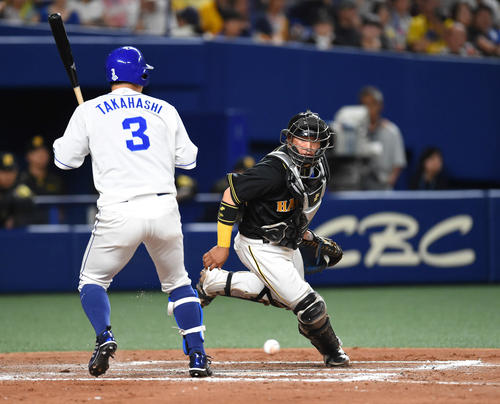 中日対阪神　11回裏中日2死一、三塁、ドリスの暴投でボールを追う梅野（撮影・森本幸一）