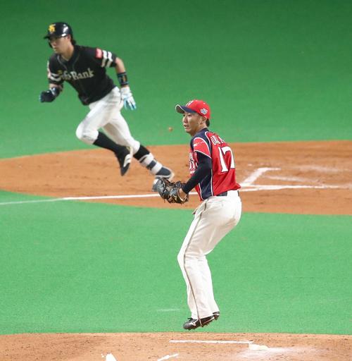 日本ハム対ソフトバンク　2回表ソフトバンク2死一、三塁、高田に右前適時打を浴びる浦野（撮影・黒川智章）